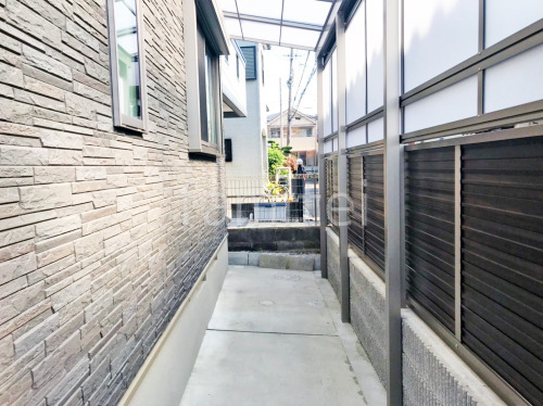 1階テラス屋根 (雨除け) LIXIL スピーネF フラット屋根 スタンダード 壁付 アルミ形材 フェンス LIXIL 木製調AB YL2型 横ルーバー2 目隠し 木調・ラティス ブロック塀 (化粧ブロック) ユニソン ジャスティ