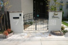 洋風門扉 アプローチ自然石乱系貼り