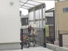 自転車バイク屋根 YKKAP ヴェクターテラス屋根(ベクター) 1階用 F型フラット屋根 目隠しパネル(前面 正面)2段 目板隙間ふさぎカバー 土間コンクリート