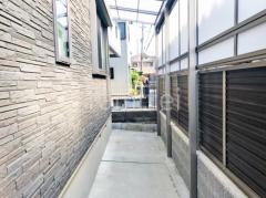 1階テラス屋根 (雨除け) LIXIL スピーネF フラット屋根 スタンダード 壁付 アルミ形材 フェンス LIXIL 木製調AB YL2型 横ルーバー2 目隠し 木調・ラティス ブロック塀 (化粧ブロック) ユニソン ジャスティ