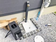 立水栓 ユニソン スプレスタンド60 蛇口2個 ピンコロ囲い水受け(パン) 土間モルタル仕上げ 洗い場