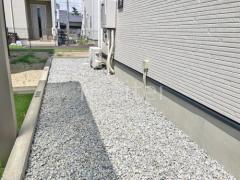 犬走り 防犯砂利敷き バラス砕石 防草シート加工